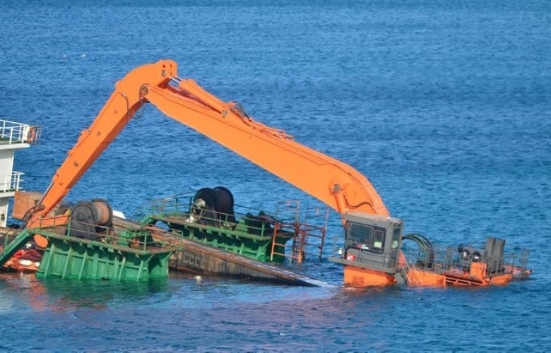 BOZCAADA’ DA KARAYA OTURAN GEMİ KURTARILDI