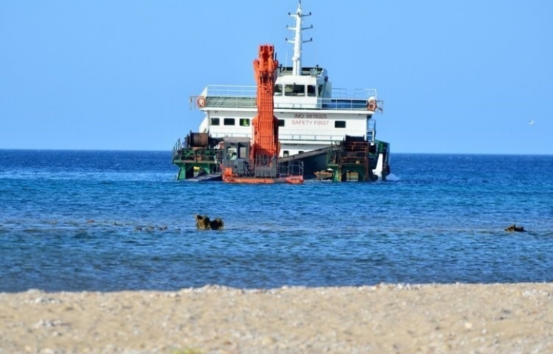 BOZCAADA’ DA KARAYA OTURAN GEMİ KURTARILDI