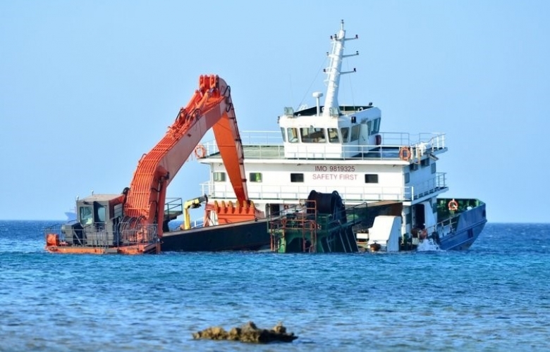 BOZCAADA’ DA KARAYA OTURAN GEMİ KURTARILDI