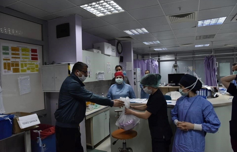 ÖZ SAĞLIK PERSONELİNİ BAYRAMDA DA UNUTMADI