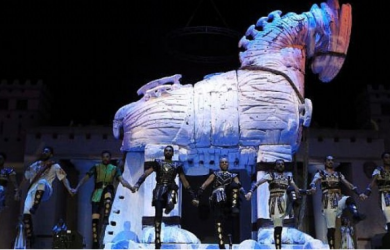 ANADOLU ATEŞİ DANS TOPLULUĞU TROYA EFSANESİNE, DANS GÖSTERİLERİYLE HAYAT VERDİ.