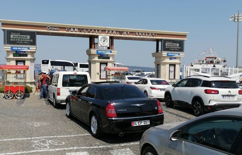 İSKELE MEYDANINDA FERİBOT KUYRUKLARI BAŞLADI