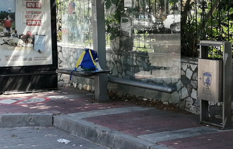 ÇOCUĞUN OTOBÜS DURAĞINDA UNUTTUĞU SIRT ÇANTASI POLİSİ ALARMA GEÇİRDİ