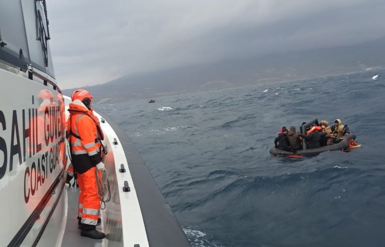 ÇANAKKALE AÇIKLARINDA 66 DÜZENSİZ GÖÇMEN KURTARILDI