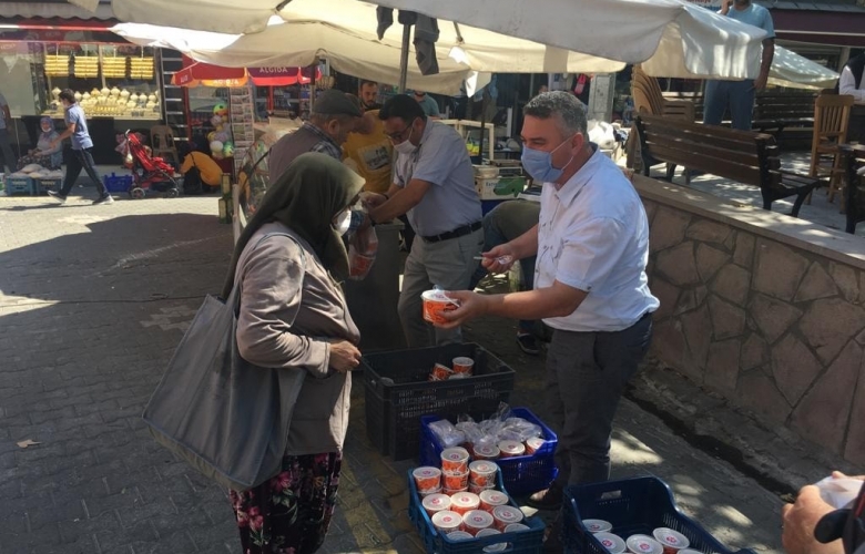 AYVACIK BELEDİYE BAŞKANI BAYRAM’DAN VATANDAŞLARA AŞURE İKRAMI