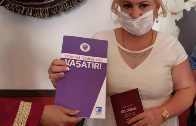 İSTANBUL SÖZLEŞMESİ “İSTANBUL SÖZLEŞMESİ YAŞATIR” SLOGANI İSE EVLENEN ÇİFTLERE HEDİYE EDİLİYOR