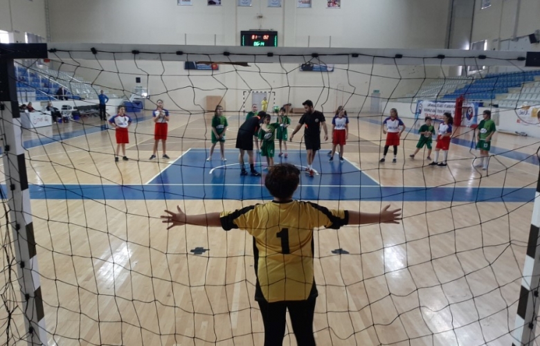 ANAFARTALAR SPOR SALONUNDA OKULLARARASI HENTBOL ŞAMPİYONASI HEYECANI YAŞANIYOR