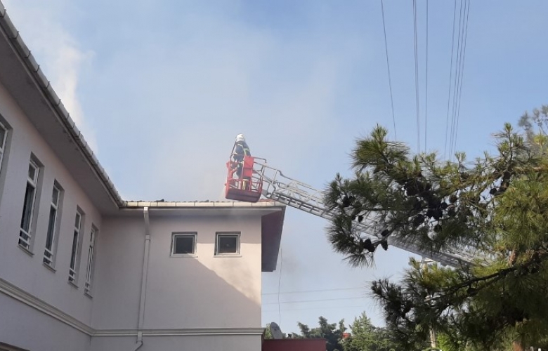 OKULUN ÇATISI KÜL OLDU