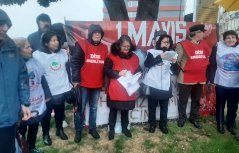 Yağmur Altında Emekli Zamlarını Protesto Ettiler