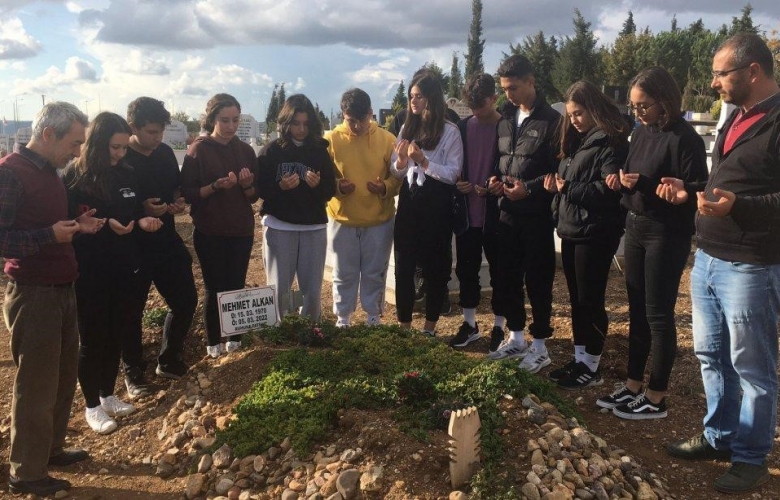 ALİ HAYDAR ÖNDER ANADOLU LİSESİ ÖĞRENCİLERİ GEÇEN YIL KAYBETTİKLERİ OKUL MÜDÜRÜ MEHMET ALKAN'I KABRİ BAŞINDA RAHMETLE ANDI