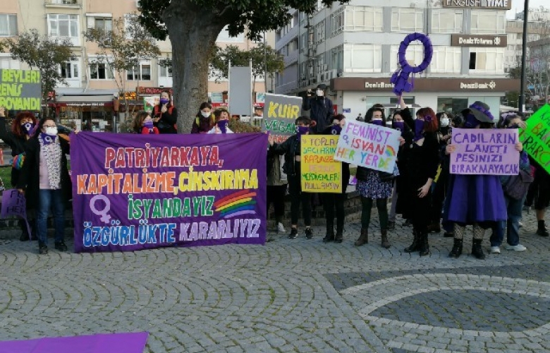 LGBTİ+  HAREKETİNE DESTEK VEREN FEMİNİSTLER ÇANAKKALE’ DE ETKİNLİK DÜZENLEDİ