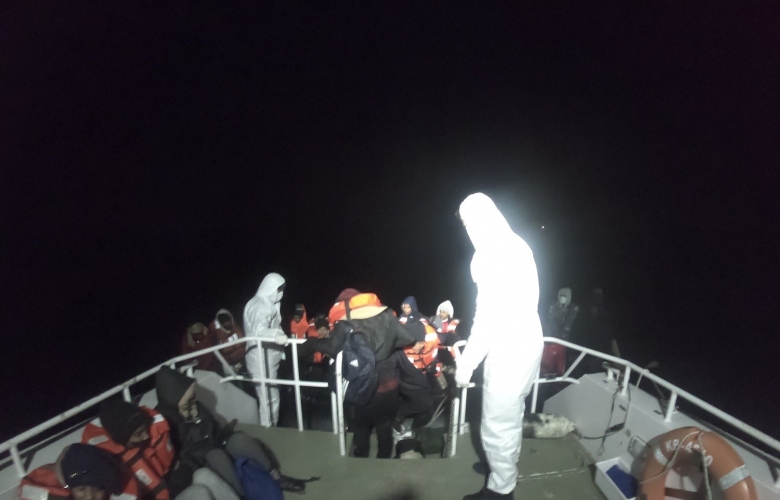YUNANLILARIN ÖLÜME TERK ETTİĞİ 46 DÜZENSİZ GÖÇMEN KURTARILDI