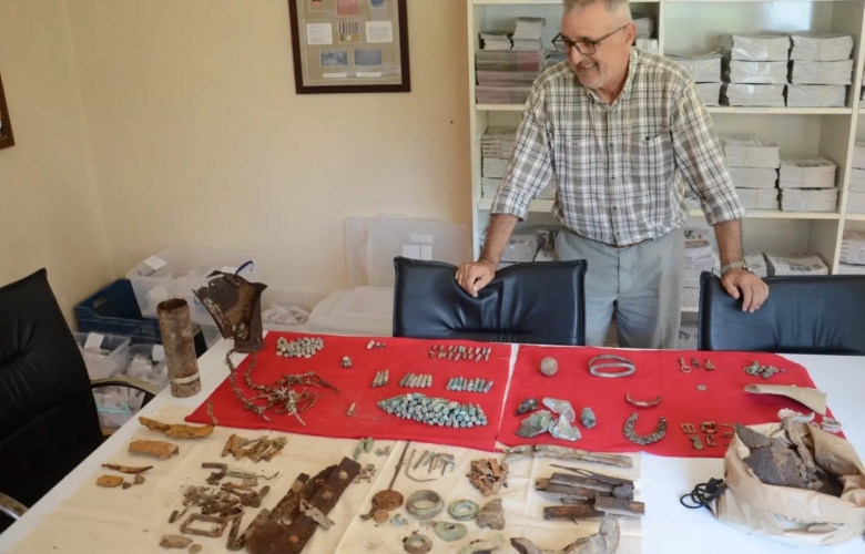 20 YILDAN BUYANA BİRİKTİRDİĞİ SAVAŞ MATERYALLERİNİ ALAN BAŞKANLIĞINA BAĞIŞLADI