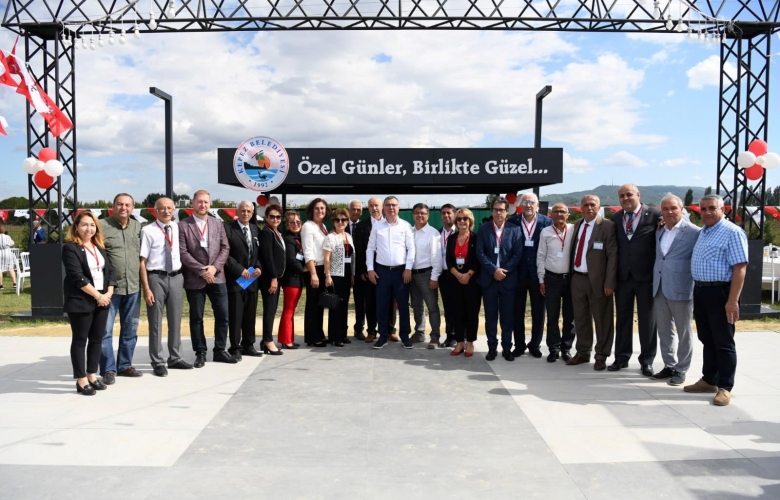 147 YENİ ÜYEYE ALTI OKLU CHP ROZETİ TAKTILAR