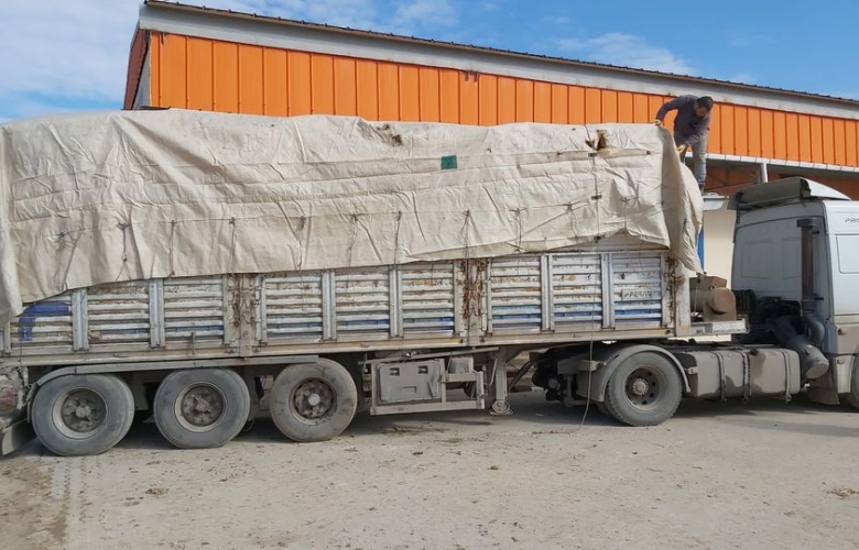 BAYRAMİÇ’TEN DEPREM BÖLGESİNE YAKACAK ODUN YÜKLÜ İKİ TIR YOLA ÇIKARTILDI
