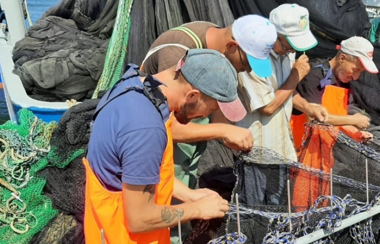 BİGA KEMER KÖYÜN’DE  BALIKÇI BARINAĞINDA BALIKÇILAR YENİ AV SEZONU İÇİN DENİZE AÇILDI