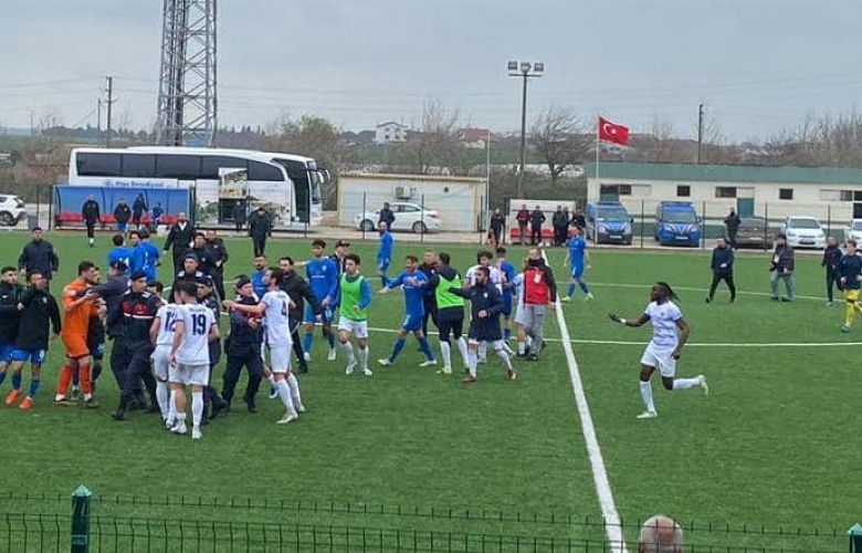 BİGASPOR SULTANBEYLİ BELEDİYESPOR KARŞILAŞMASINDA GERGİN ANLAR