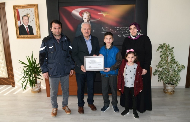 DEPREMZEDELER İÇİN KUMBARASINDAKİ PARALARI BAĞIŞLAYAN AHMET’E TEŞEKKÜR BELGESİ