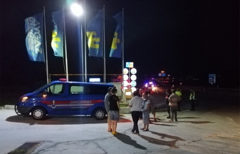  TALİHSİZ KAZA , KAMYONUN ÇARPTIĞI BABA KIZ KURTULAMADI 