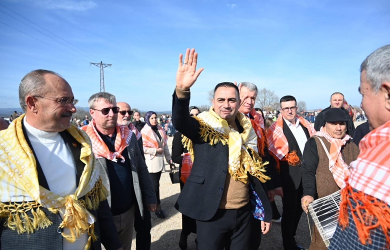 Biga Belediyesi ve Pekmezli Köyü Muhtarlığı İş Birliğiyle Gerçekleştirilen Folklorik Deve Güreşleri Büyük İlgi Gördü