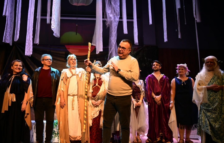 Muhteşem Tiyatro Gösterisi "Bir Troya Düğünü" Ayakta Alkışlandı