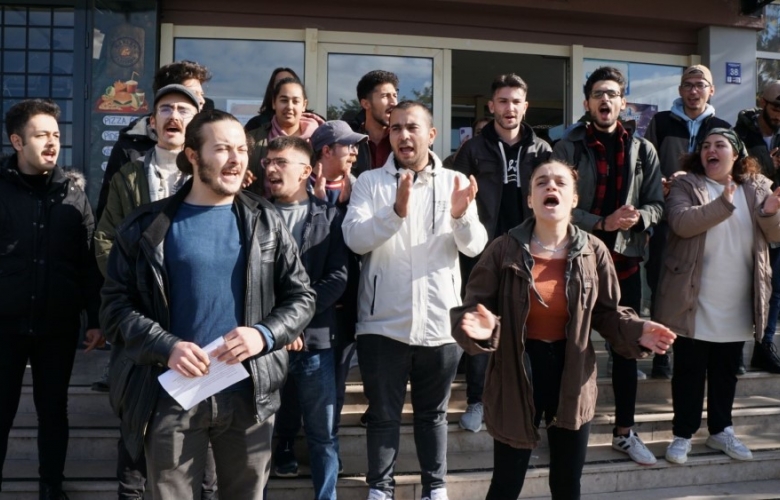 ÇOMÜ’LÜ ÖĞRENCİLER TALEPLERİNİ PROTESTO İLE DUYURDU