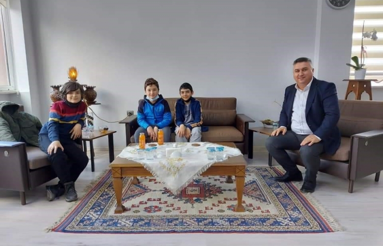 BAŞKAN BAYRAM'DAN ÇOCUKLARA ANLAMLI HEDİYE