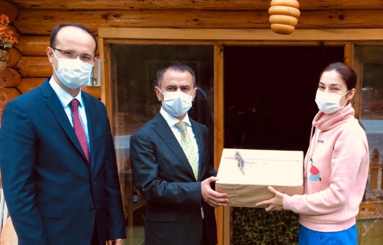 VALİ AKTAŞ ARICI KIYAFETLERİNİ GİYEREK KOVANLARDA İNCELEME YAPTI