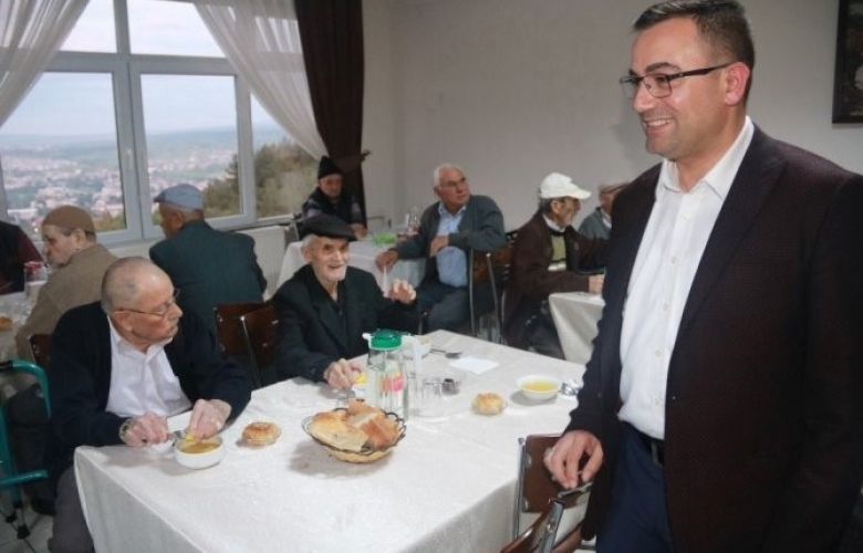 Biga Belediye Başkanı Bülent Erdoğan huzurevinde oruç açtı