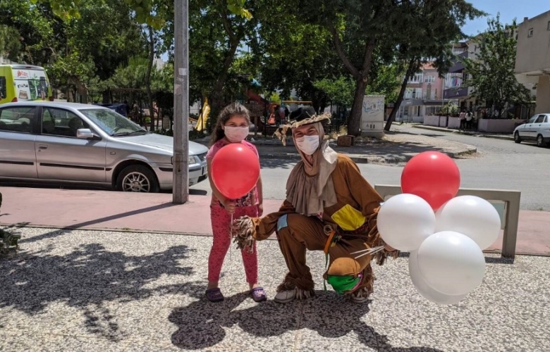 ÇANAKKALE BELEDİYESİ’ NDEN SOKAĞA ÇIKMA İZNİNİ KULLANAN ÇOCUKLARA BALON HEDİYESİ