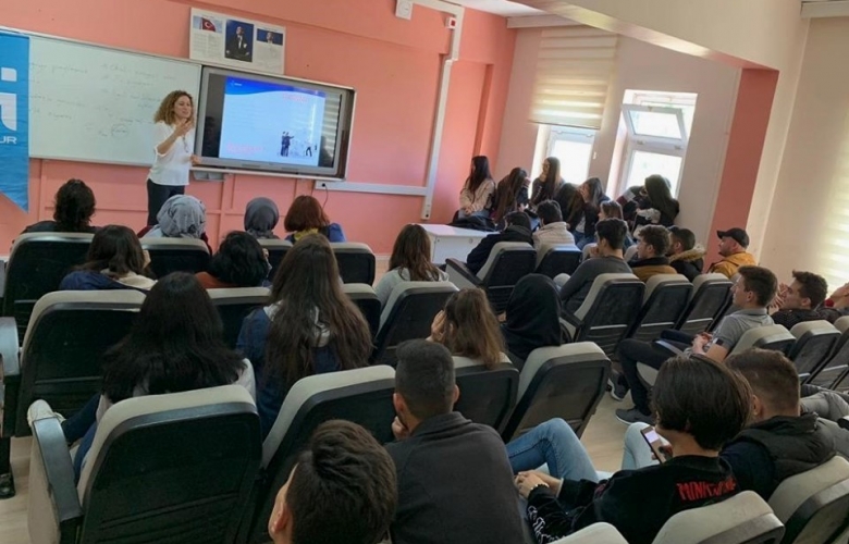 ÇANAKKALE İŞKUR MESLEK TANITIM GÜNLERİNDE İŞ VE MESLEK DANIŞMANLIĞINI ANLATIYOR