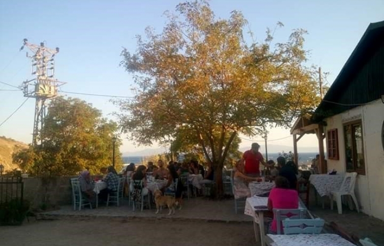 Babakale Köyü kadınları muhtarın kapatma kararına direniyor!