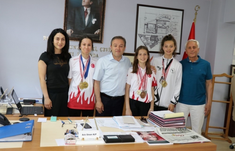 Şampiyon Taekwondocuları Gençlik ve Spor Müdürü ödüllendirdi