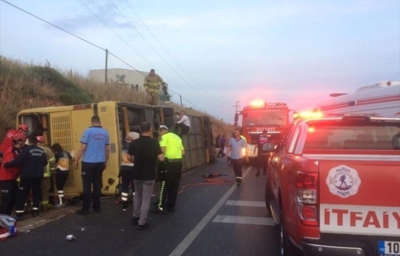 Tur otobüsü ile otomobil çarpıştı: 4 ölü, 35 yaralı!