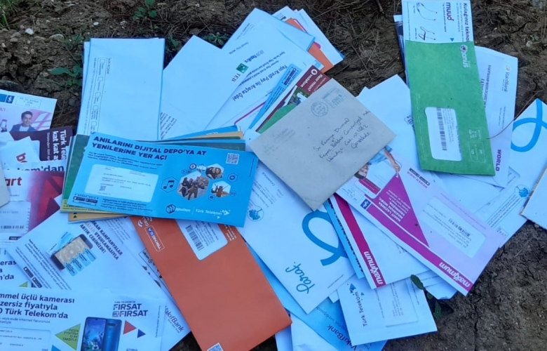 VATANDAŞA ULAŞMASI GEREKEN YÜZLERCE RESMİ EVRAK VE FATURA ORMANA ATILMIŞ