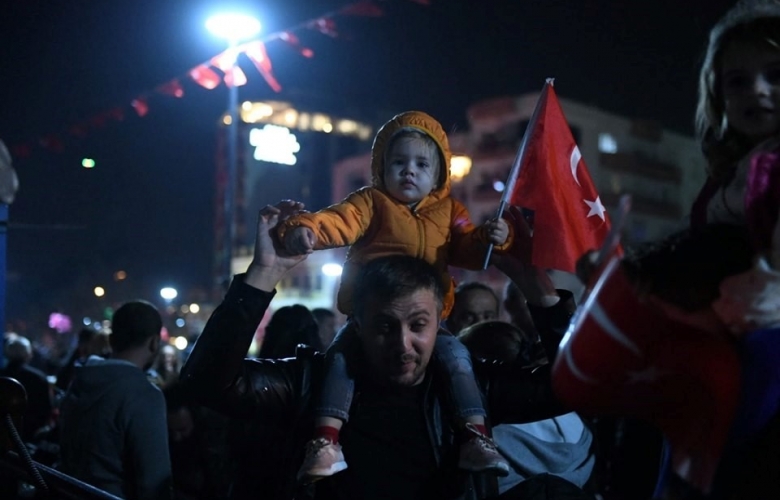 ÇANAKKALELİLER CUMHURİYET COŞKUSUNU FENER ALAYI İLE YAŞADI