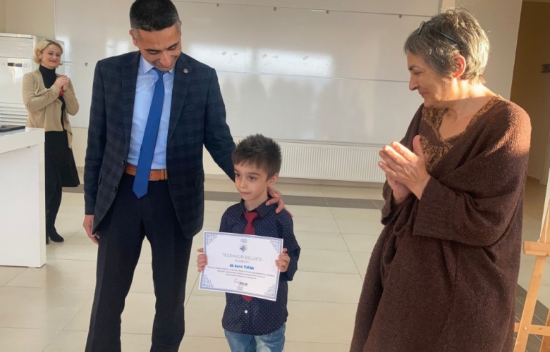 7 YAŞINDA SERAMİK SERGİSİ AÇTI