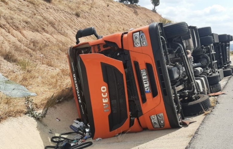 İZMİR YOLUNDA TIR DEVRİLDİ 