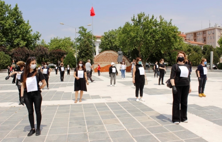 CHP KADINLARDAN “KADIN CİNAYETLERİNE DUR” EYLEMİ