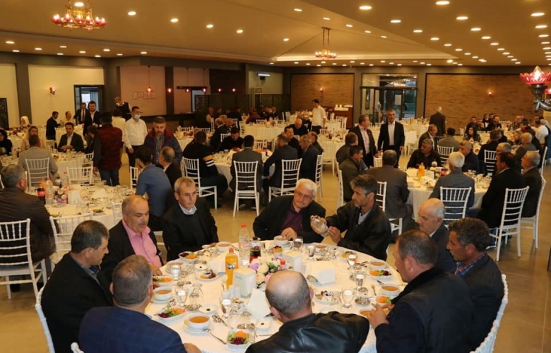 AK PARTİLİLER İFTAR YEMEĞİNDE MERKEZ İLÇE MUHTARLARI İLE BULUŞTU