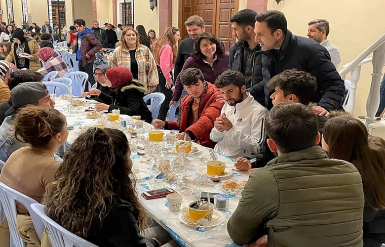 ÜNİAK İLE AK GENÇLİK İFTAR VE SAHURLARI SOFRALARINA KONUK OLUYOR