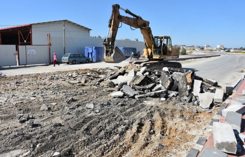 AHMET PİRİŞTİNA CADDESİNDE YENİLEME ÇALIŞMALARI SÜRÜYOR