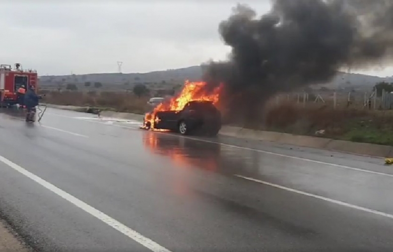 ÇANAKKALE LAPSEKİ YOLUNDA YANAN ARAÇ KULLANILMAZ HALE GELDİ