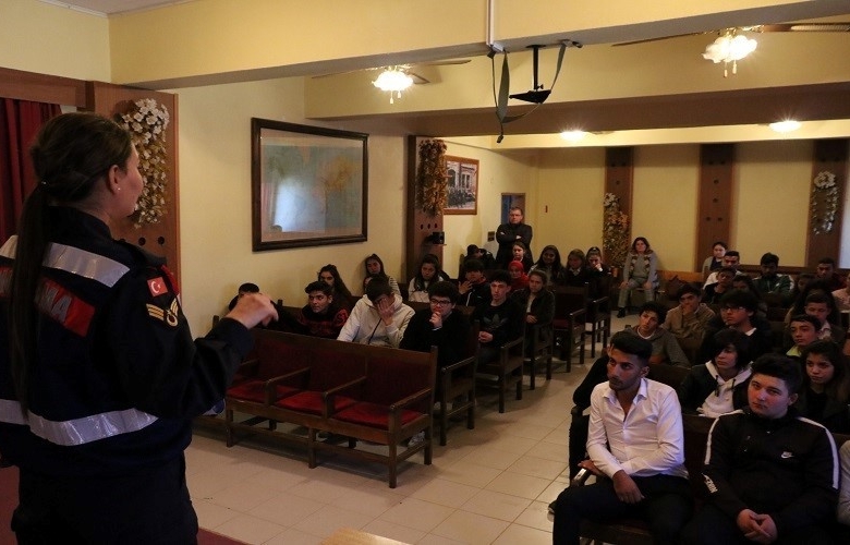 KADIN JANDARMALARDAN ÖĞRENCİLERE “KİŞİSEL GÜVENLİK EĞİTİMİ”