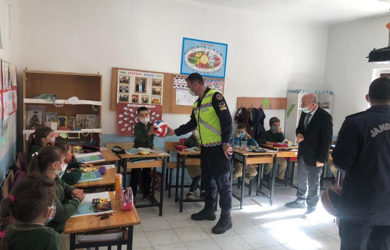 JANDARMA EKİPLERİNDEN ÖĞRENCİLERİN YÜZÜNÜ GÜLDÜREN ETKİNLİK