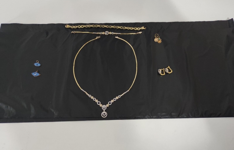 ÇALDIĞI ALTINLARI KUYUNCUYA SATARKEN SUÇÜSTÜ YAKALANDI