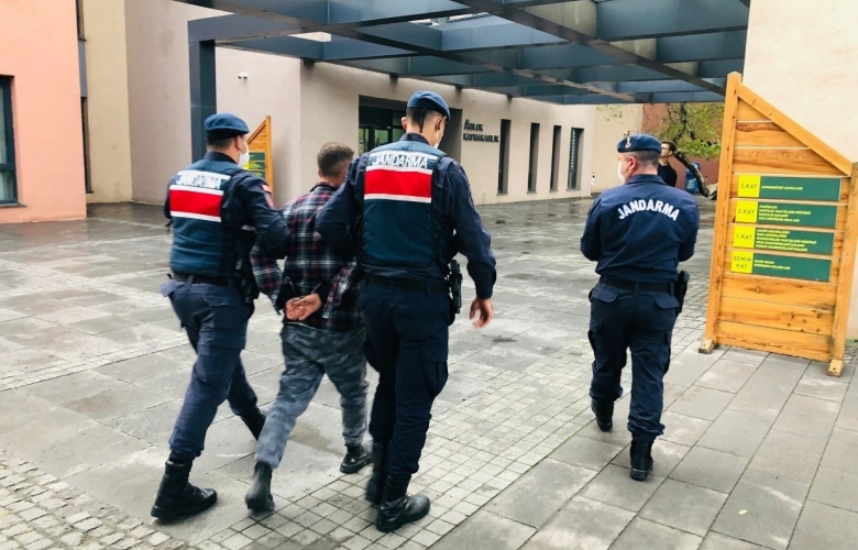 JANDARMA HIRSIZLARI ÇATIDA YAKALADI