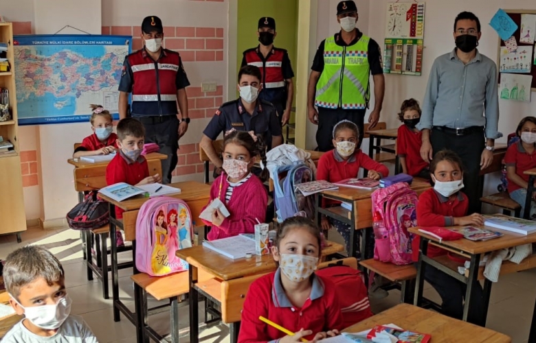 JANDARMA’DAN VATANDAŞLARA TRAFİK EĞİTİM FAALİYETİ UYGULAMASI