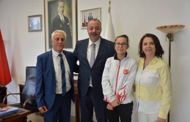 BALKAN GENÇLER TAEKWON-DO ŞAMPİYONU ZEYNEP TAŞKIN YÖNETİM KURULU BAŞKANI SELÇUK SEMİZOĞLU’NU ZİYARET ETTİ