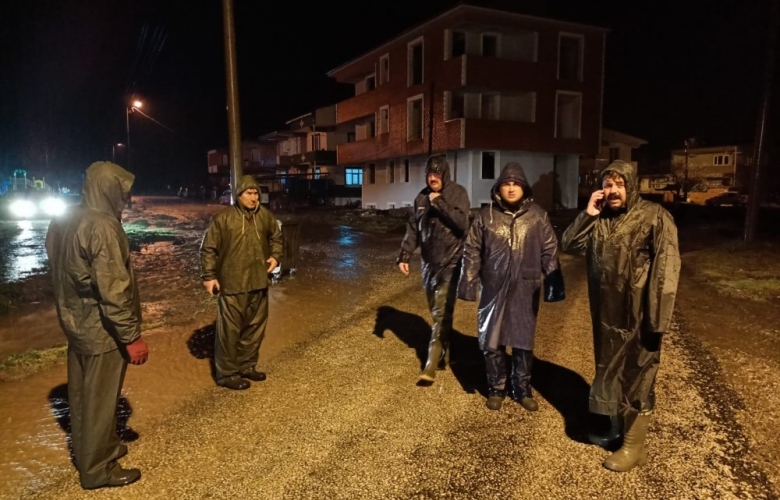 BAYRAMİÇTE YAŞANAN SU TAŞKININDA BELEDİYE EKİPLERİ GECE BOYUNCA ÇALIŞTI